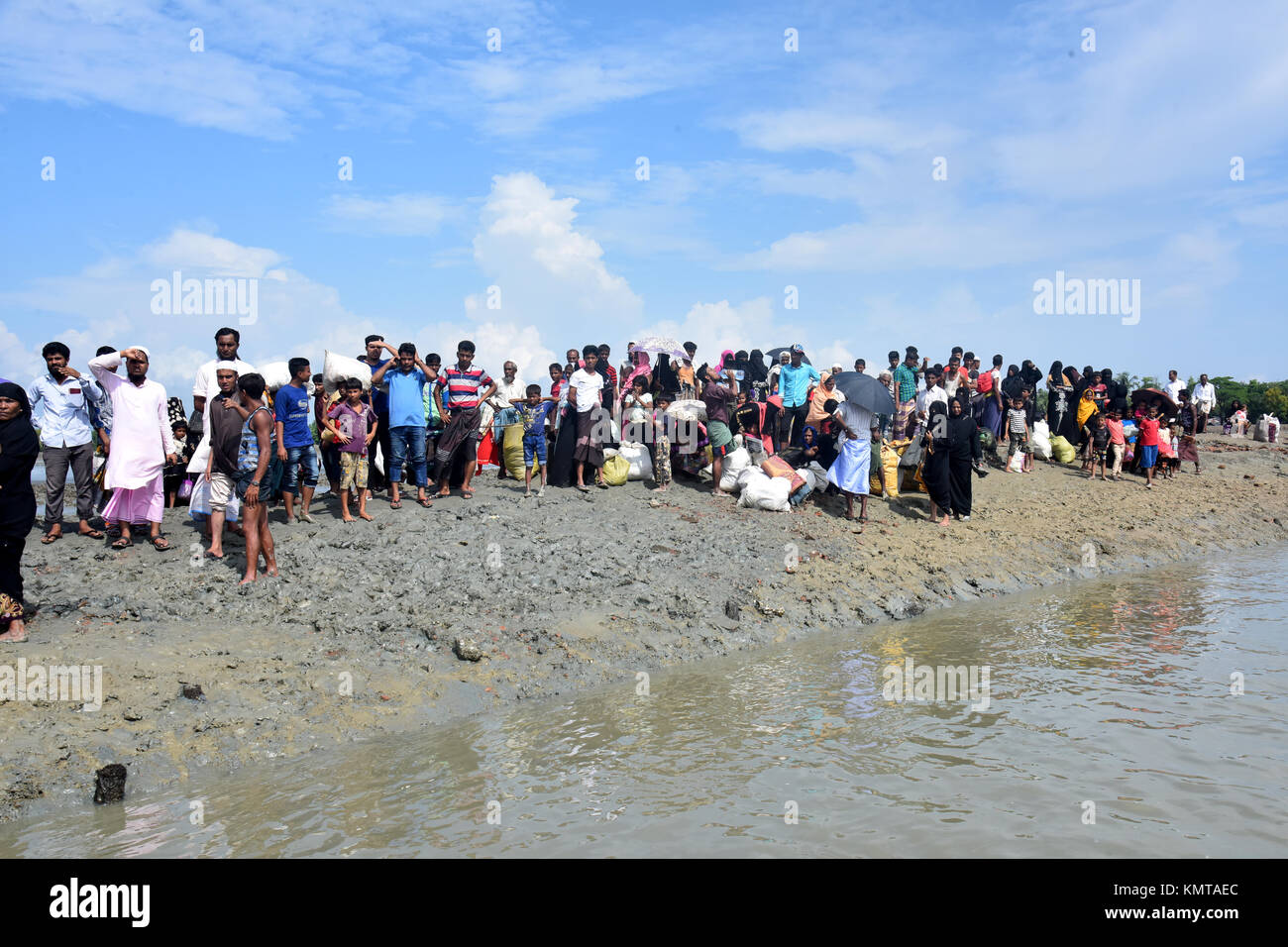 Hunderte von Rohingya in Bangladesch Grenze überqueren, als sie von Buchidong in Myanmar fliehen nach Überquerung der Nuf Fluss Shah Porir Dwip Insel ne Stockfoto