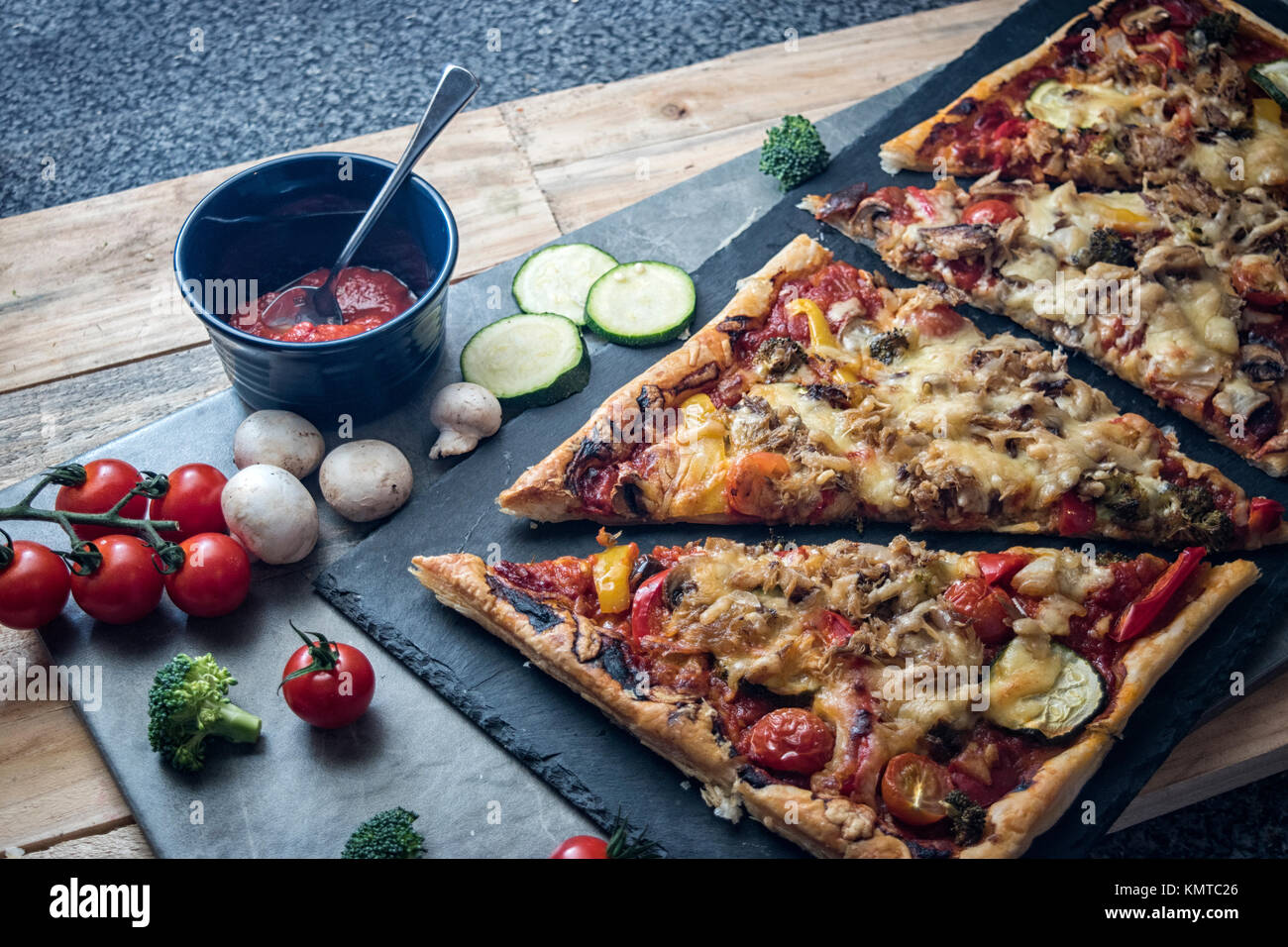 Hausgemachte Gemüse Pizza auf Schiefer Stockfoto