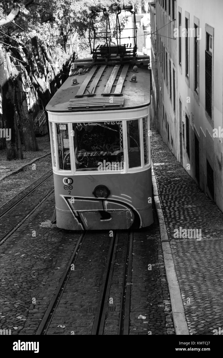 Traditionelle gelb Standseilbahn in die Innenstadt von Lissabon Stockfoto