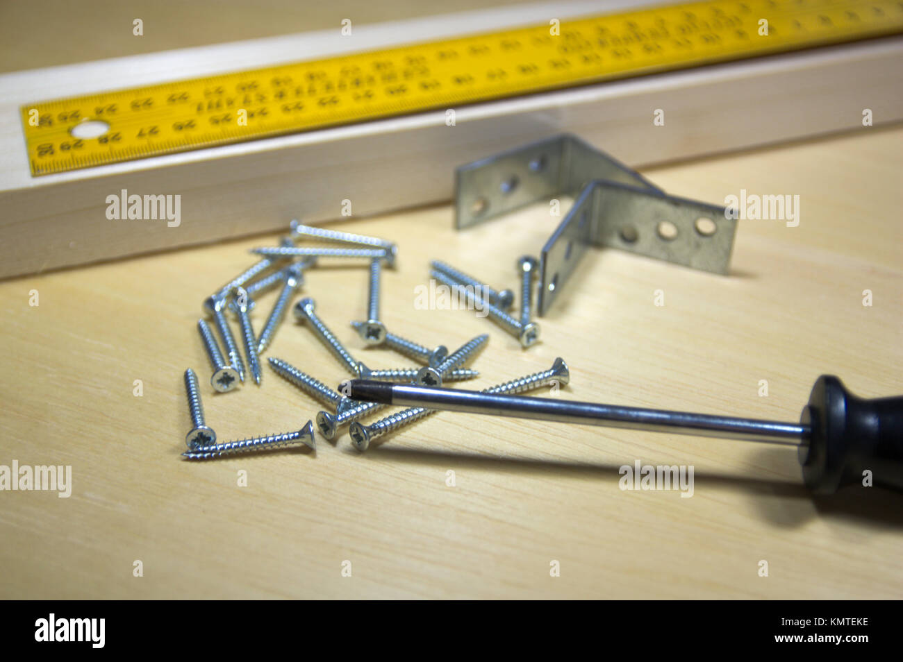 Eine tischlerei Tools, eine Regel, die auf einem Holzstäbchen, in dem Sie uns einige Schrauben zu setzen. Stockfoto