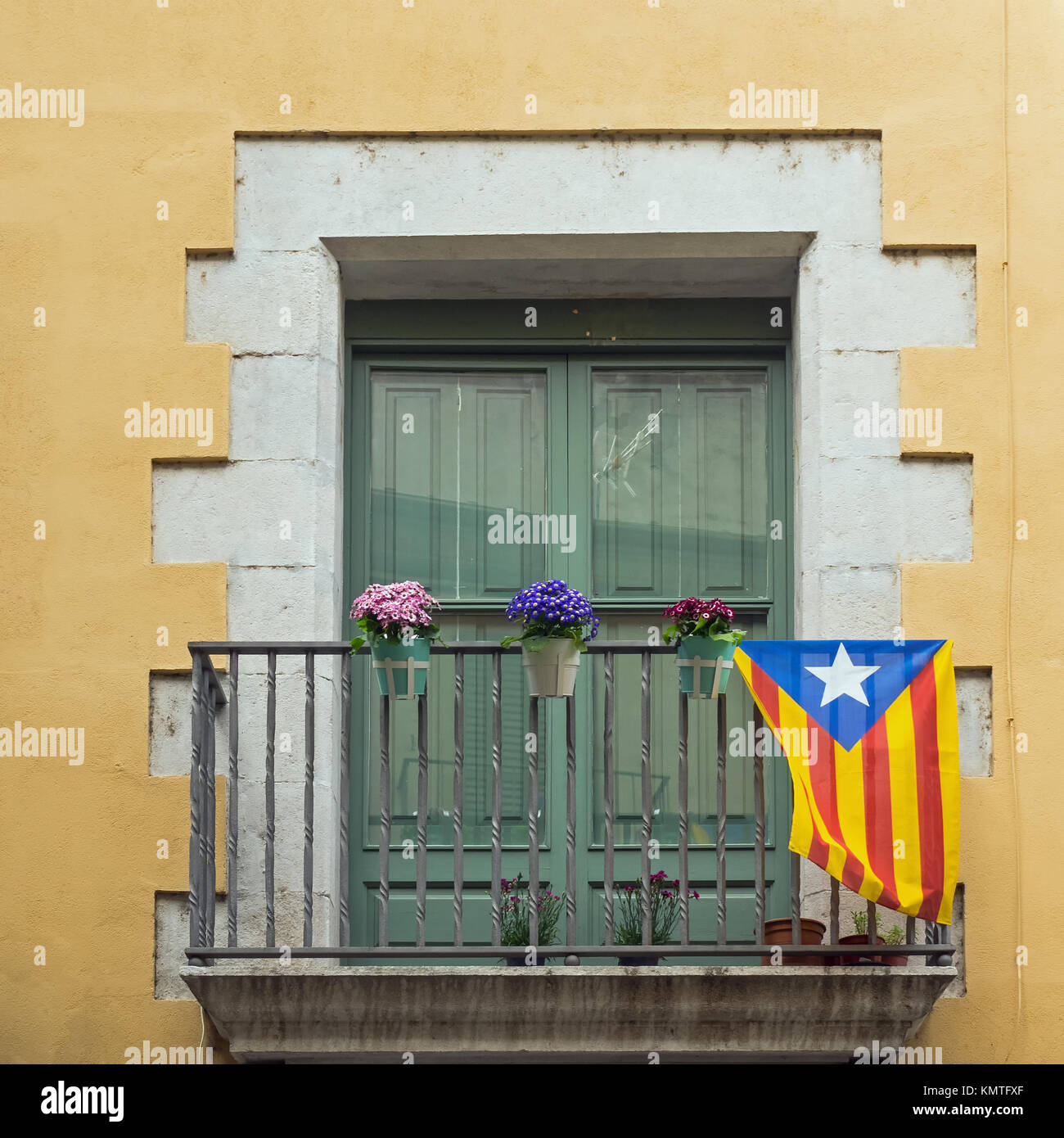 Fenster mit katalanischen Flagge, Girona, Spanien Stockfoto