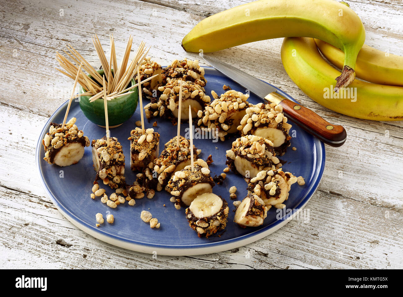 Chocolate Peanut beschichtet Banane snack beißt Stockfoto