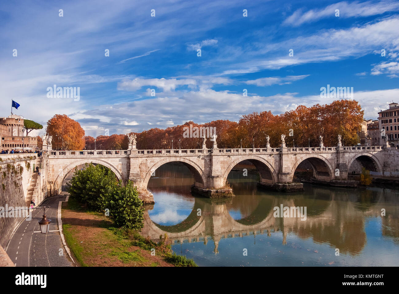 Ponte Sant'Angelo (Heiligen Winkel Brücke) mit Herbstlaub, Reflexion in den Tiber und schönen Himmel, mitten im historischen Zentrum von Rom Stockfoto Ponte Sant'Angelo (Heiligen Winkel Brücke) mit Herbstlaub, Reflexion in den Tiber und schönen Himmel, mitten im historischen Zentrum von Rom Stockfoto