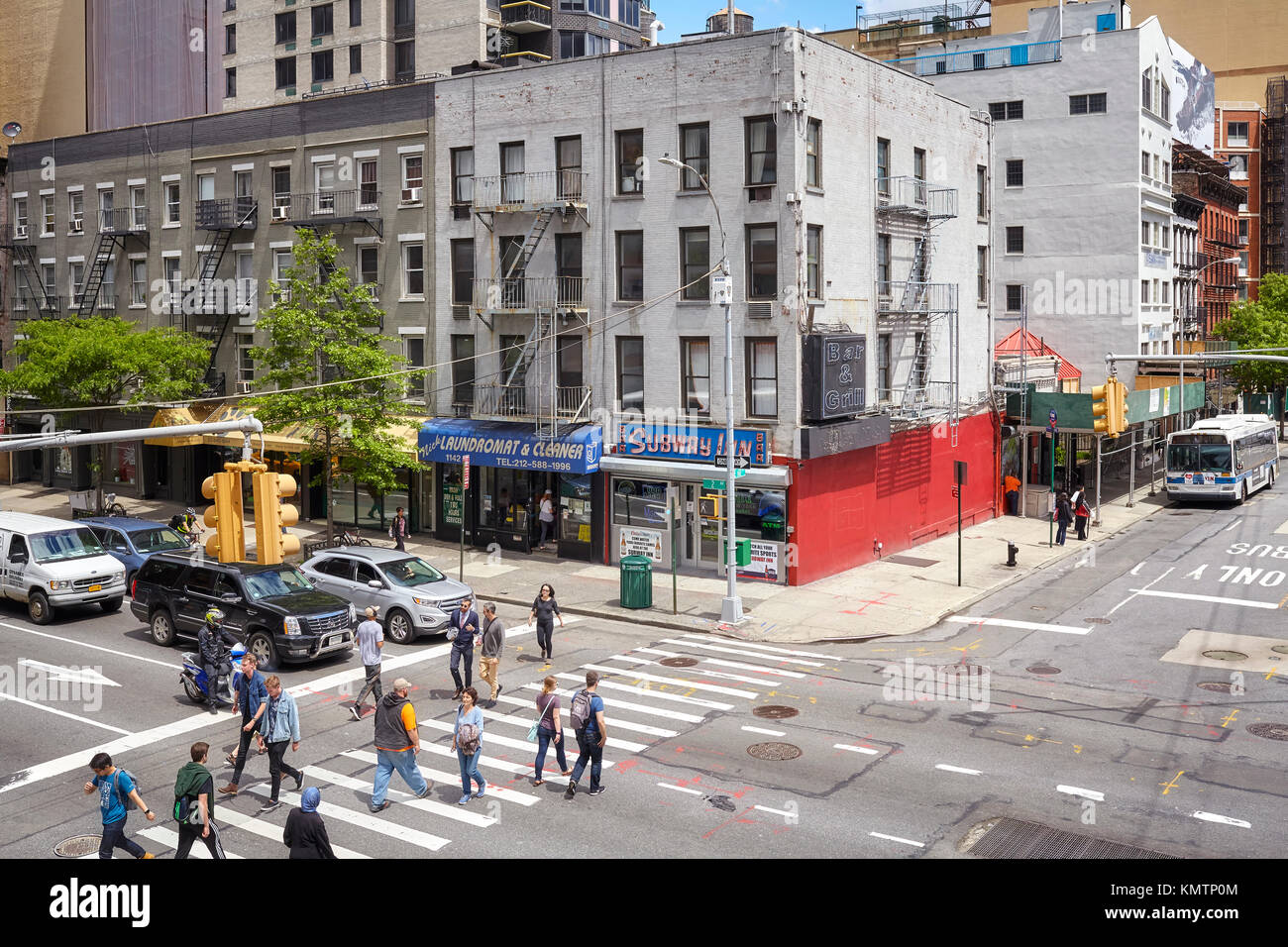 New York, USA - 26. Mai 2017: die Menschen der zweiten Avenue Kreuz auf der Fußgängerampel. Stockfoto