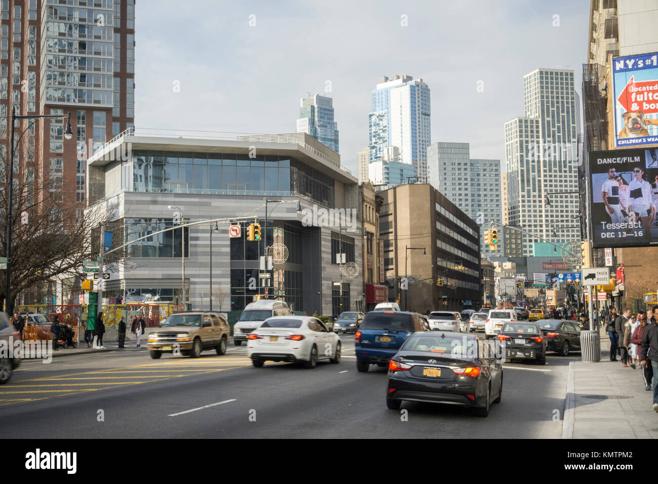 Entwicklung in Downtown Brooklyn in New York aus Flatbush Avenue am Samstag gesehen, 2. Dezember 2017. Aufgrund der starken Entwicklung im Bereich, insbesondere Hochhaus Luxus Apartment Gebäuden, Filialisten und Einzelhändler sind in Bewegung. (© Richard b. Levine) Stockfoto