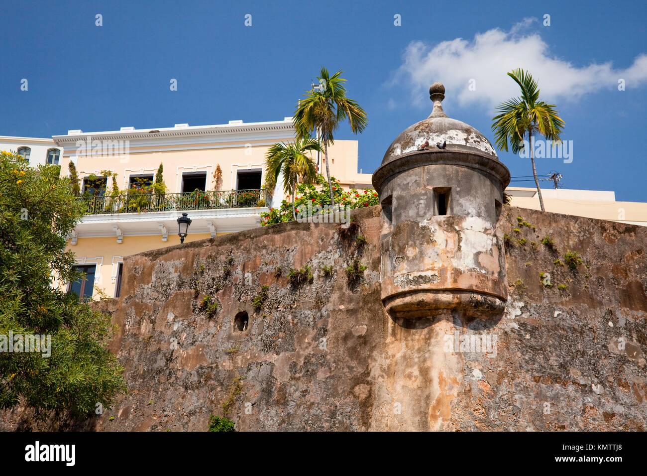 Die alte Stadtmauer mit einer Sentry box in San Juan, Puerto Rico, West Indies Stockfoto
