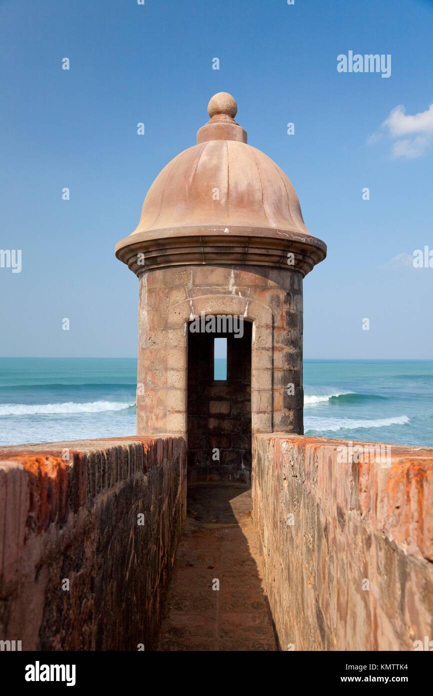 Ein sentry Box mit Blick auf das Meer im San Cristobal Burg in San Juan, Puerto Rico, West Indies Stockfoto