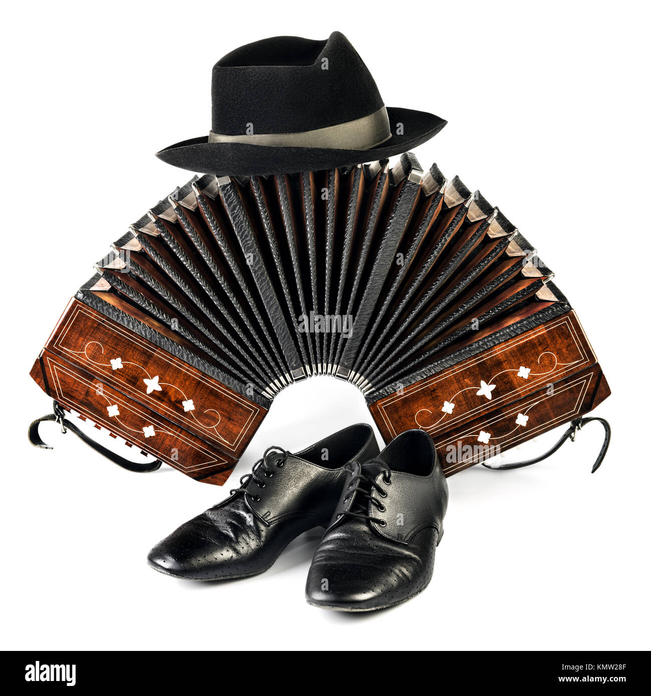 Bandoneon, Paar tango Schuhe und einen schwarzen Hut auf weißem Hintergrund Stockfoto