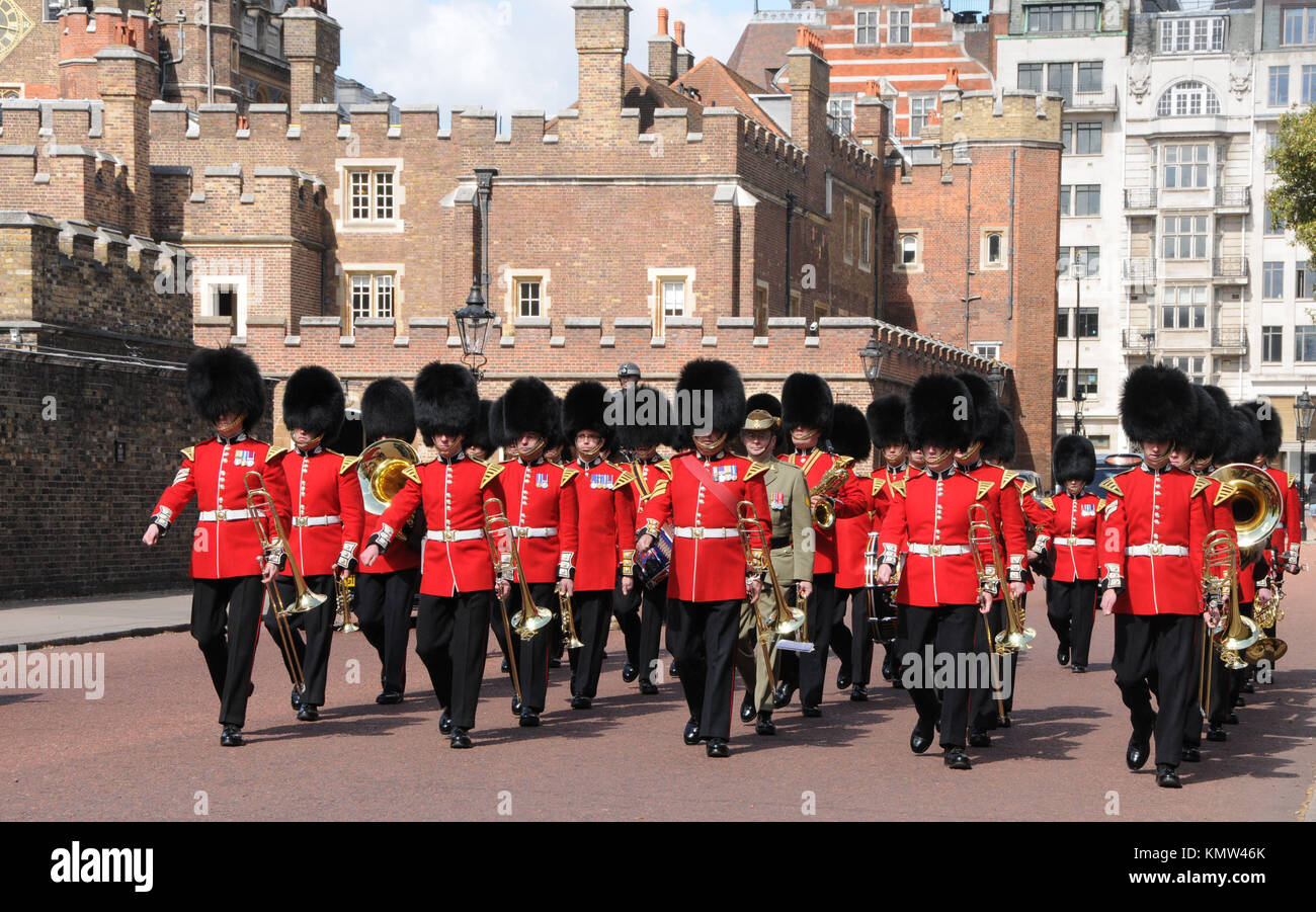 Einen Überblick über die Atmosphäre der Wachablösung bei stabilen Yard Road, St. James's Palace am 7. April 2011 in London, England. Foto von Barry King/Alamy Stock Foto Stockfoto