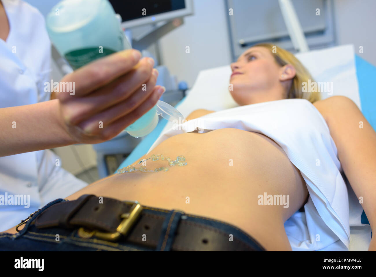 Arzt einen Ultraschall Abdomen des Patienten Stockfoto