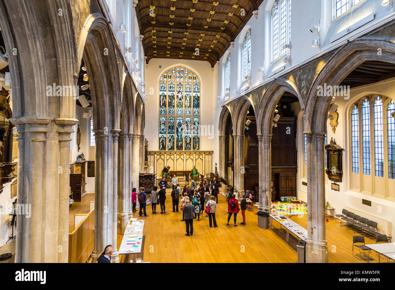 Von innen eine kleine Kirche (St Andrew Undershaft, London, UK) Stockfoto