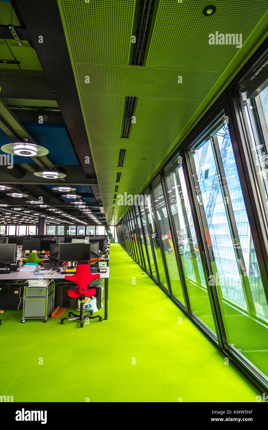 Bunte lebendige moderne offene Büro innerhalb des Leadenhall Building, London, UK Stockfoto
