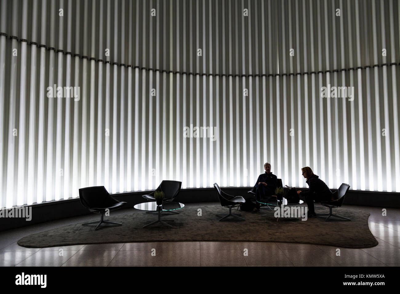 Modernes Interieur, faulenzen Rezeption, von zwei Personen Silhouetten sitzt und spricht (die Walbrook, London, UK) Stockfoto