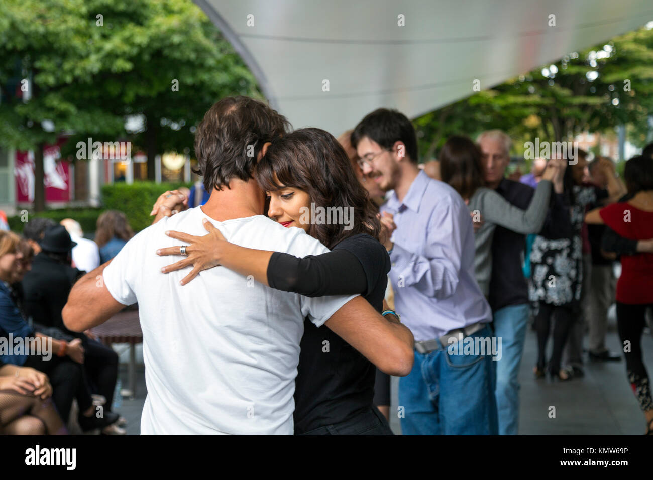 Paar Tango tanzen im Bishops Square, Spitalfields, London, UK Stockfoto