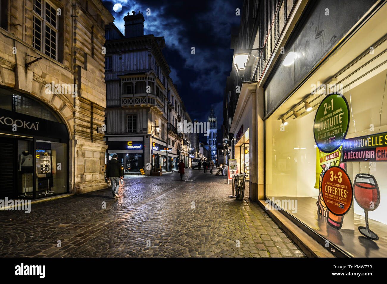 Die Hauptstrasse Durch Die Mittelalterliche Stadt Rouen Frankreich In Den Spaten Abend Mit Der Kathedrale Und Der Gros Horloge In Der Ferne Stockfotografie Alamy