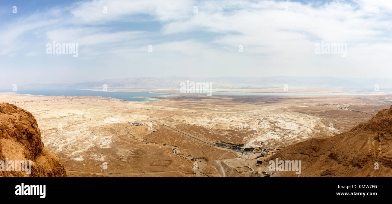 Antenne Panorama der Wüste Juda mit einer Straße, eine Oase und das Tote Meer am Horizont Stockfoto