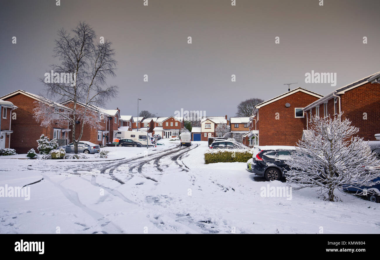 TELFORD, Großbritannien - 08 Dezember, 2017: Starker Schneefall Blick über Residental Immobilien mit Straßen und Autos im Schnee. Stockfoto