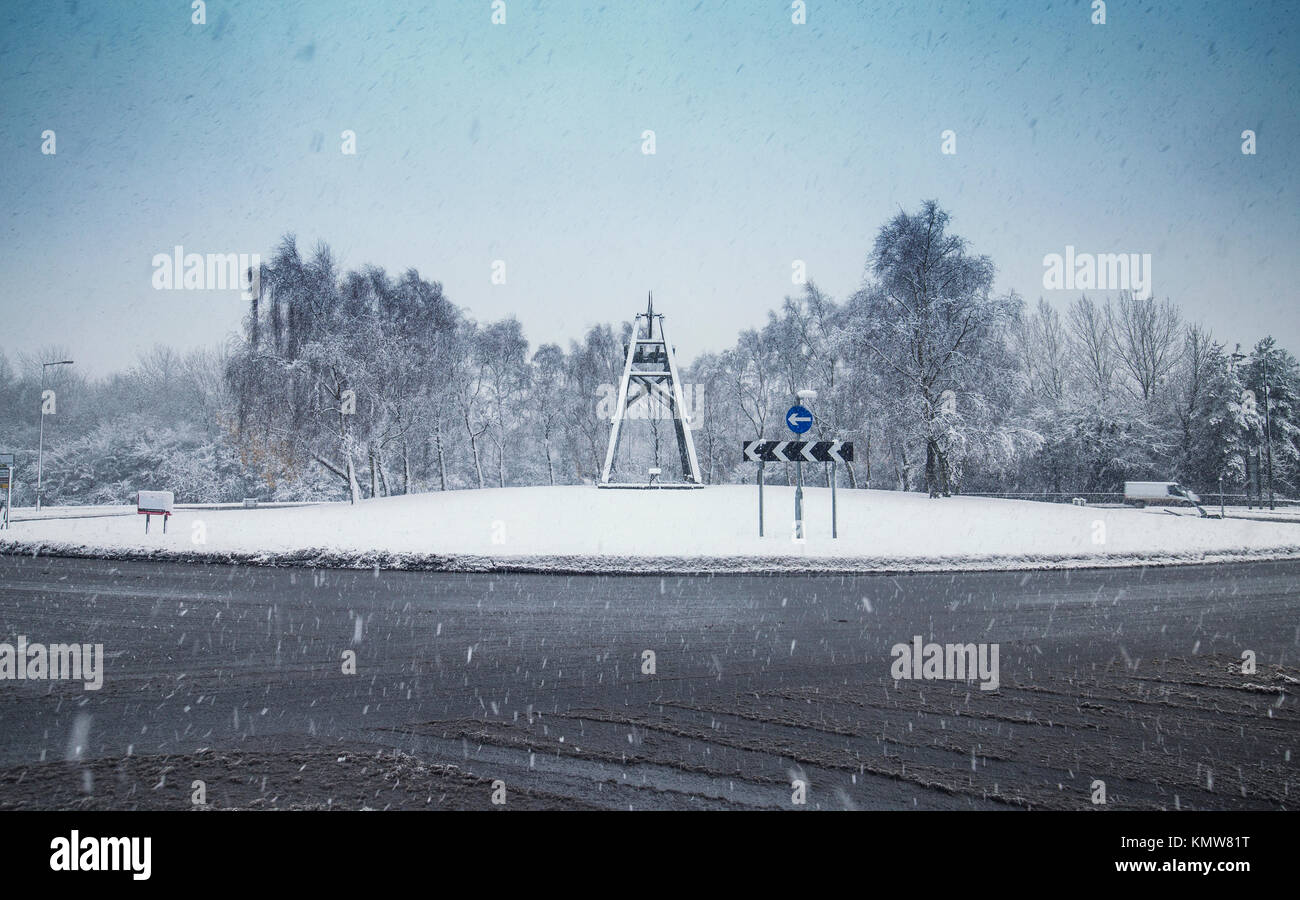 Blizzard auf Straße Kreisverkehr in starker Schneefall in Vereinigtes Königreich Stockfoto