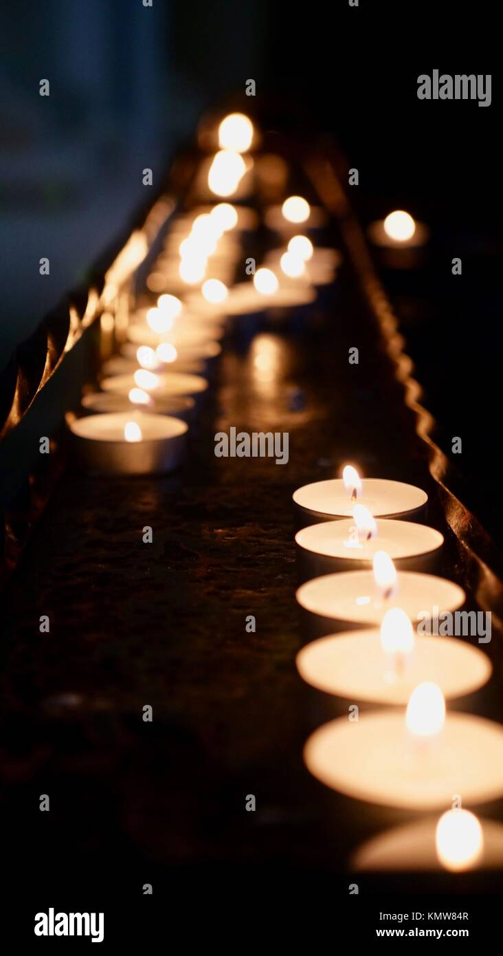 Kerzen in der Kirche in Litauen Stockfoto