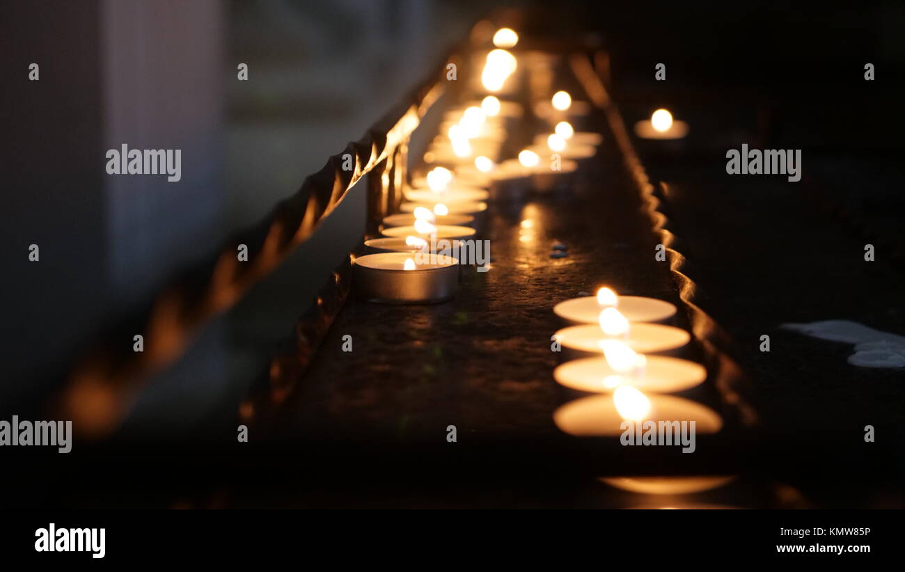 Kerzen in der Kirche in Litauen Stockfoto