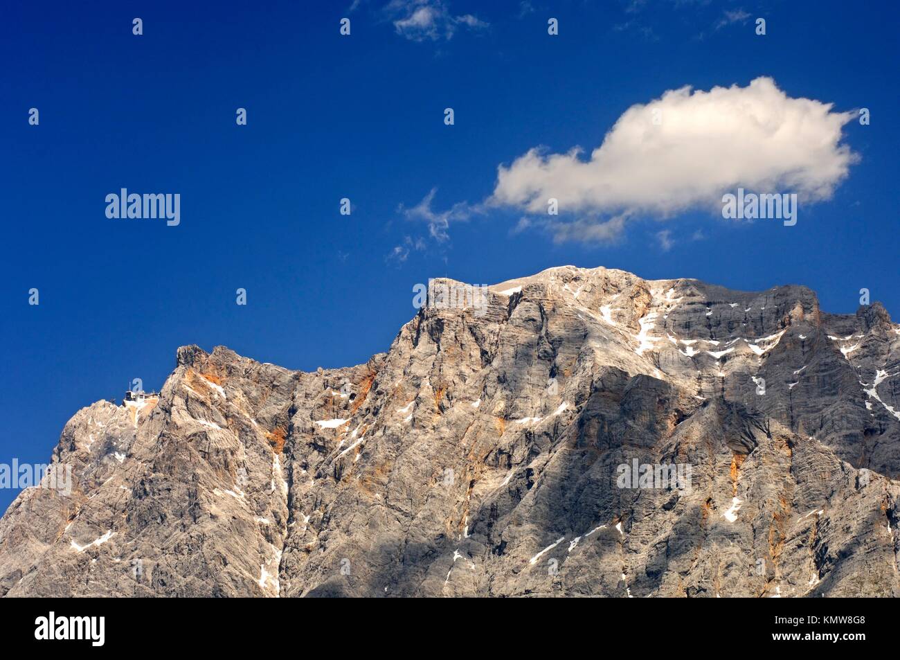 Crest auf das Wettersteingebirge mit Mt Zugspitze und der Bergstation der Tiroler Zugspitzbahn, Ehrwald, Tirol, Österreich Stockfoto