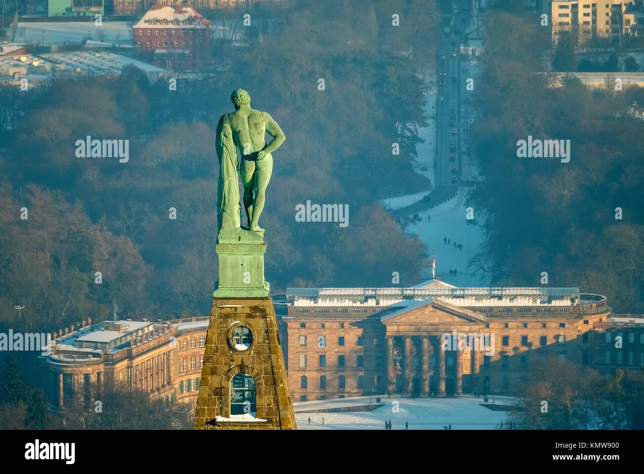 Herkules mit der Hercules Statue auf der Spitze einer Pyramide, die riesige Burg, Kassel, Bergpark Wilhelmshöhe, Hessen, Deutschland, Kassel, Bergpark Wilhelmshöhe, Stockfoto