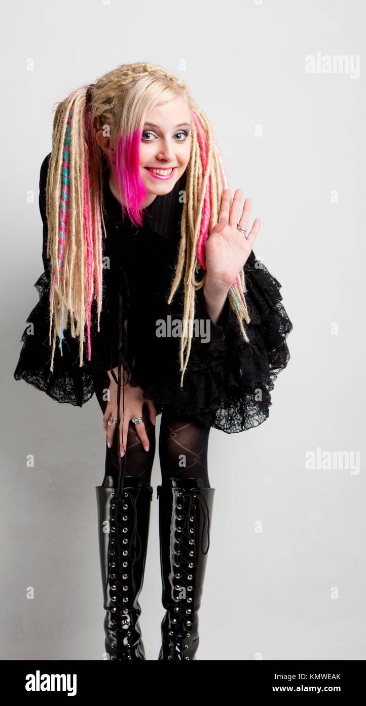 junge Frau mit Dreadlocks trägt extravagante Kleidung und Stiefel  Stockfotografie - Alamy