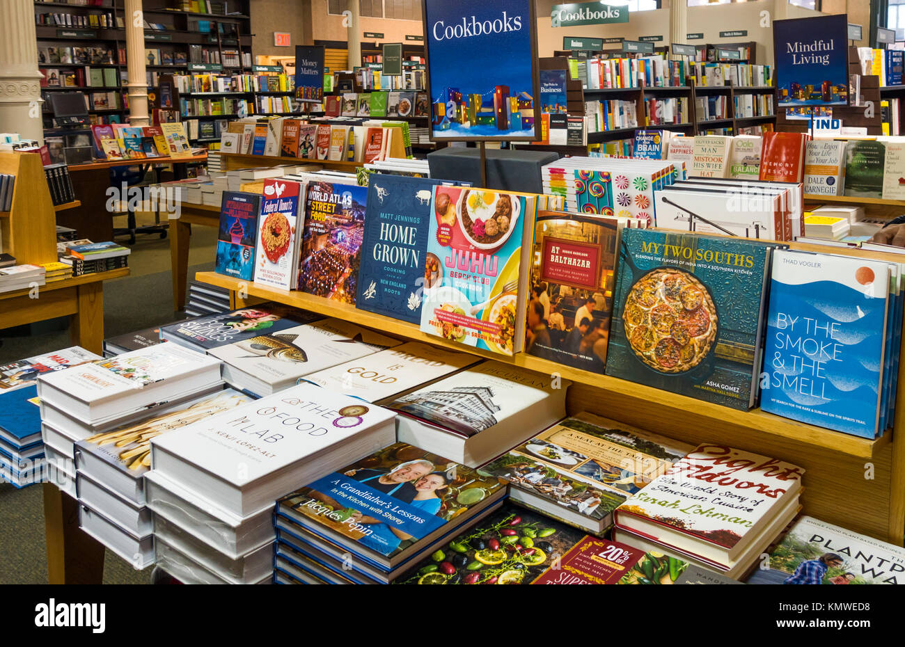 Kochbücher für Verkauf bei Barnes & Noble am Union Square in New York City Stockfoto