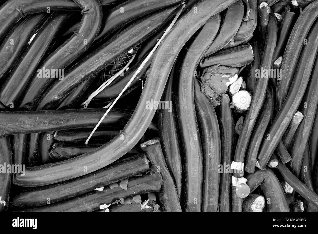 Recycling Center mit Ballen von Metall- und Kran mit Greifer werfen Lkw und rostige Räder Stockfoto