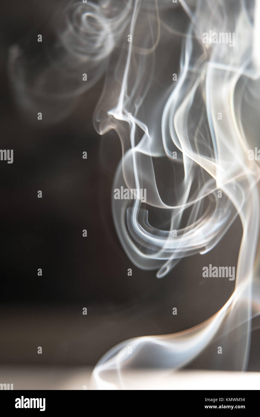 Schwarzen und weißen Hintergrund - weißer Rauch erzeugen eine zufällige Formen auf schwarzem Hintergrund Stockfoto