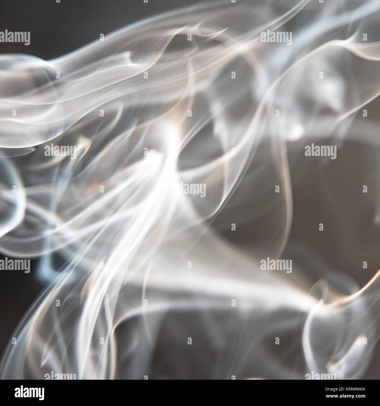 Schwarzen und weißen Hintergrund - weißer Rauch erzeugen eine zufällige Formen auf schwarzem Hintergrund Stockfoto