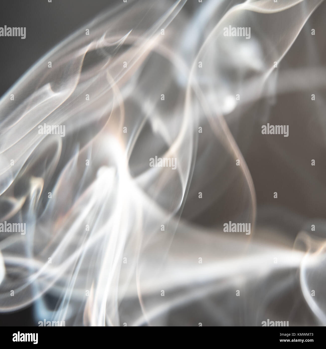 Schwarzen und weißen Hintergrund - weißer Rauch erzeugen eine zufällige Formen auf schwarzem Hintergrund Stockfoto
