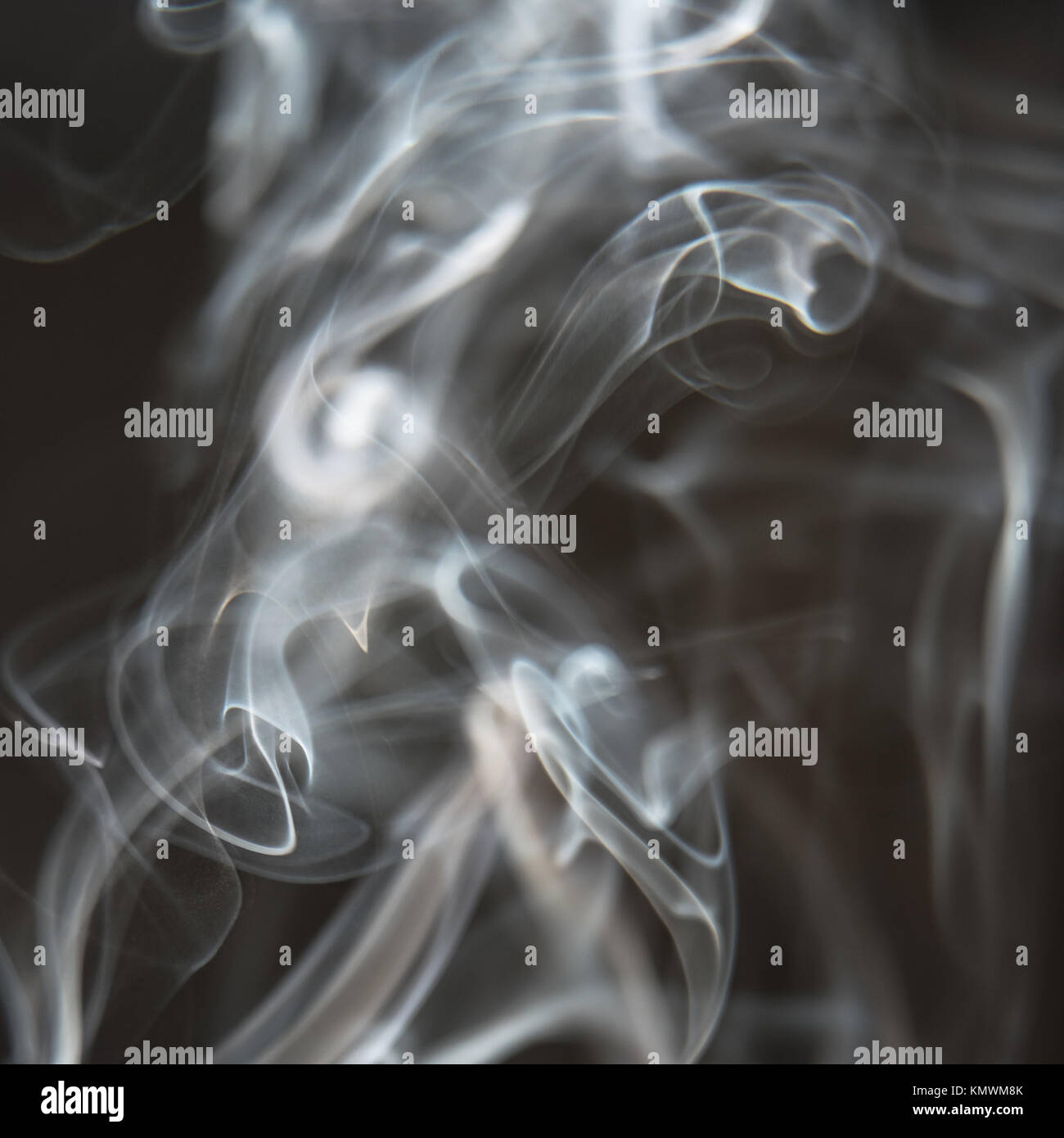 Schwarzen und weißen Hintergrund - weißer Rauch erzeugen eine zufällige Formen auf schwarzem Hintergrund Stockfoto