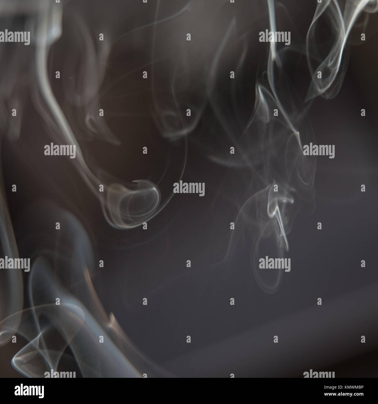 Schwarzen und weißen Hintergrund - weißer Rauch erzeugen eine zufällige Formen auf schwarzem Hintergrund Stockfoto