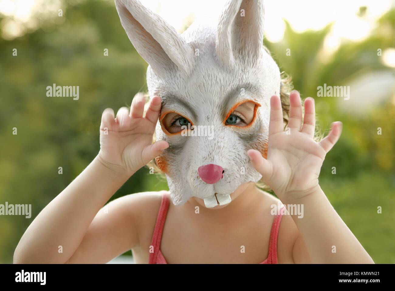 Kleinkind Mädchen mit Hase weiße Maske erschrecken zu Kamera  Stockfotografie - Alamy