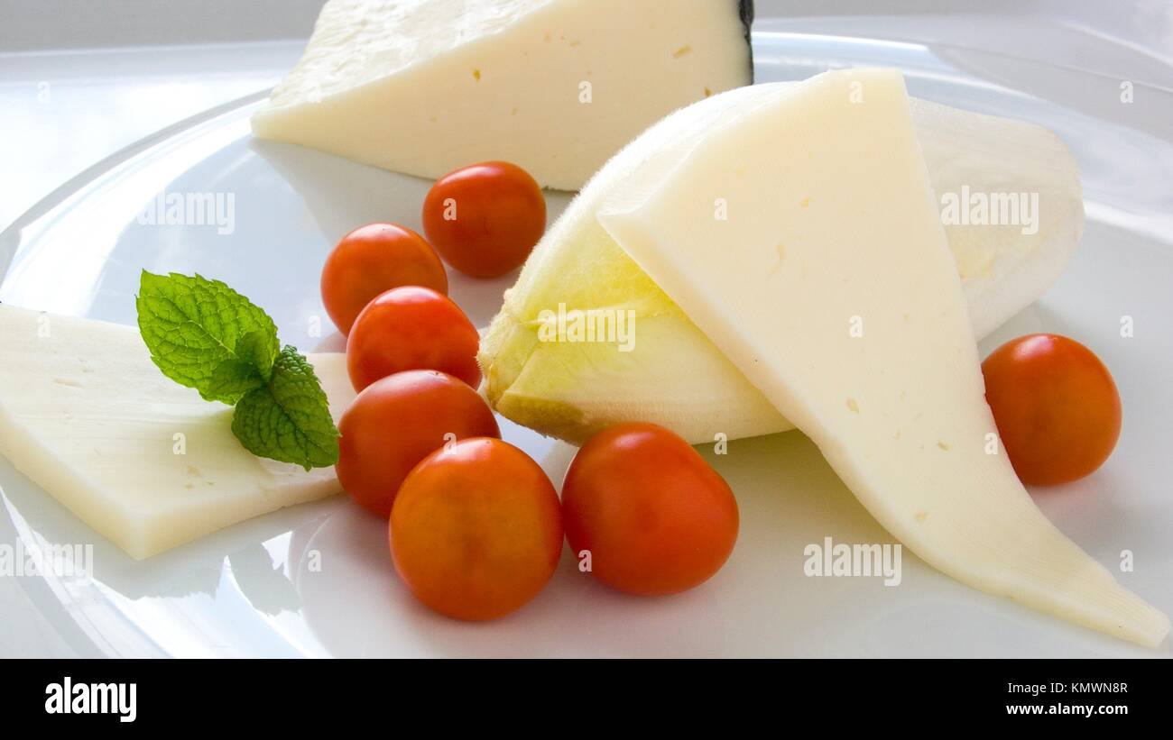 Endivien, Käse, Tomaten und Minze Stockfoto