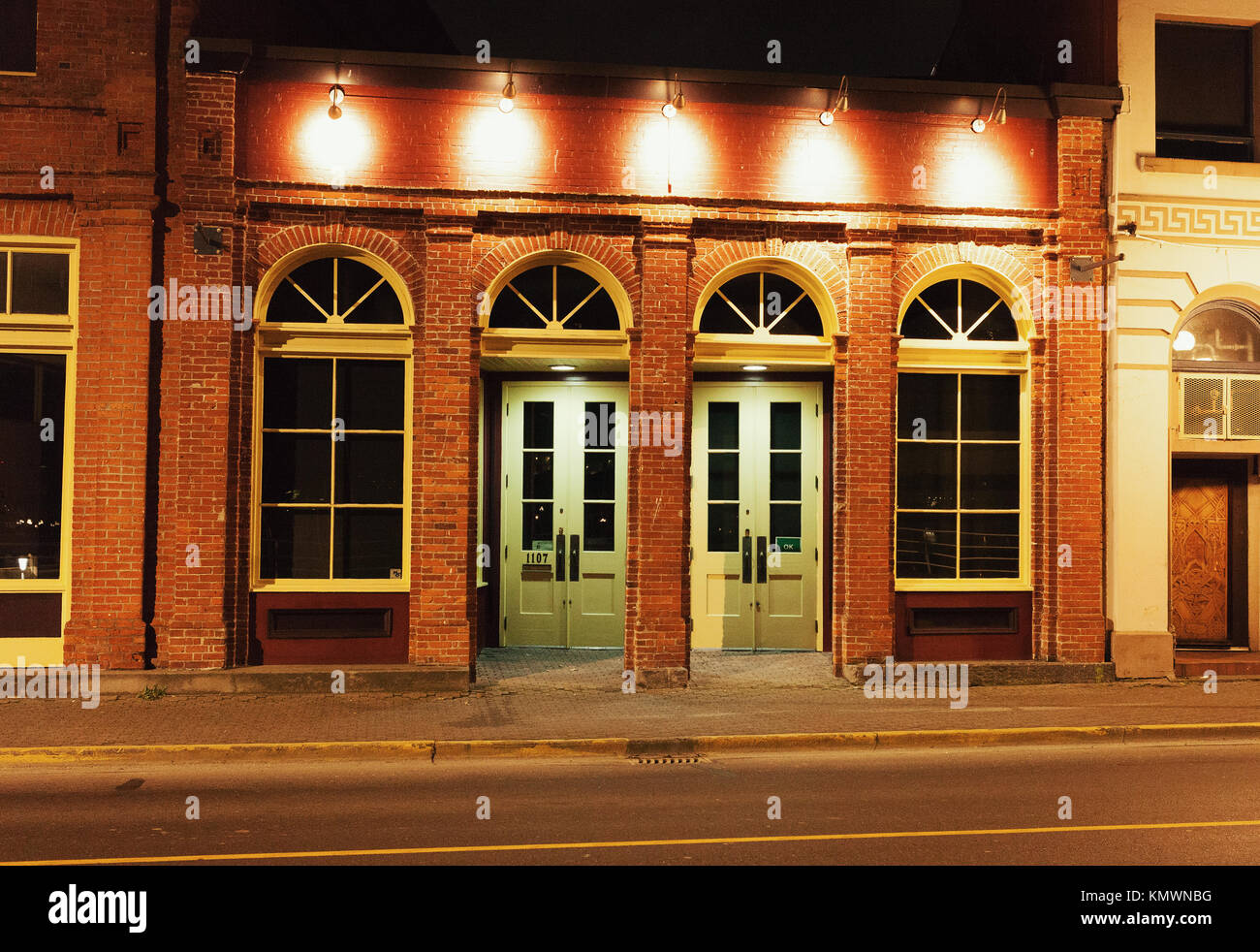 Gebäude mit zwei grünen Türen am Wharf St. Victoria BC Kanada Stockfoto