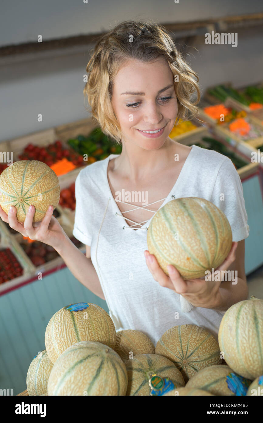 Frau Wahl Melonen im Supermarkt Stockfoto