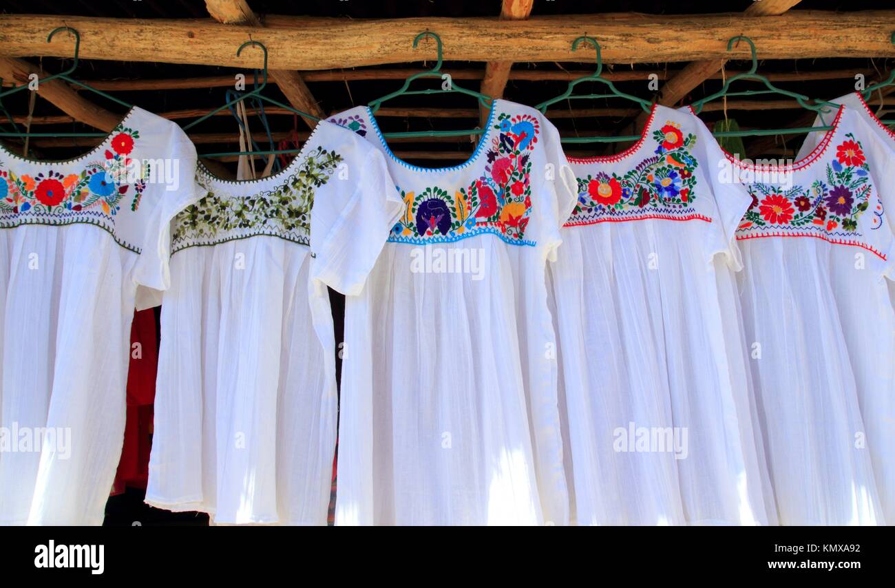 Chiapas Maya Weisses Kleid Bestickt Mit Blumen Stockfotografie Alamy