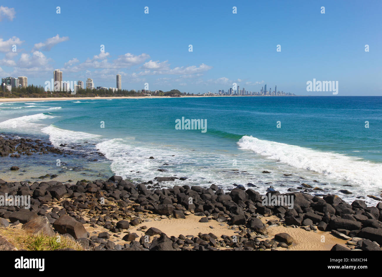Einen wunderschönen Tag bei Burleigh Heads an der berühmten Gold Coast, Queensland, Australien. Hochhäuser in Surfers Paradise kann in der Ferne zu sehen ist. Stockfoto