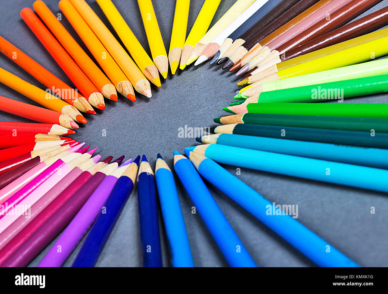 Rainbow bunte Buntstift abstrakt Hintergrund die Verlegung in die Form f ein Herz auf grauem Hintergrund Stockfoto