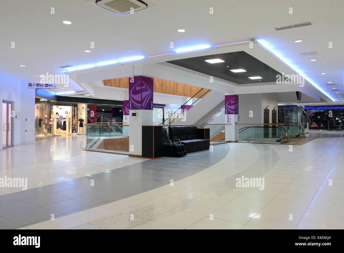 Halle mit Säulen und Fahrtreppen in riesigen Einkaufszentrum Stockfoto