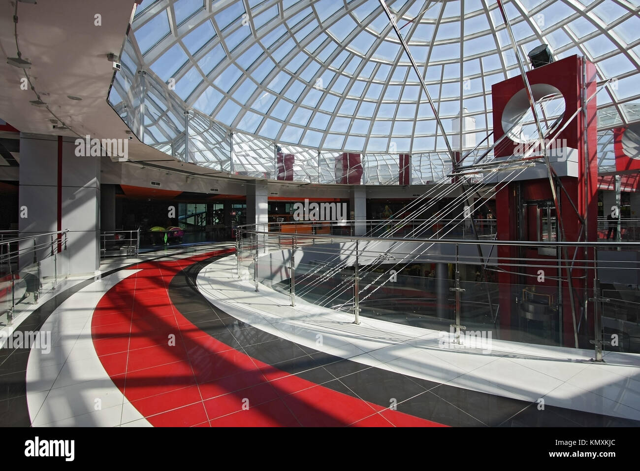 Riesige Halle der modernen Einkaufszentrum mit dem gläsernen Aufzug und eine transparente Kuppel Stockfoto