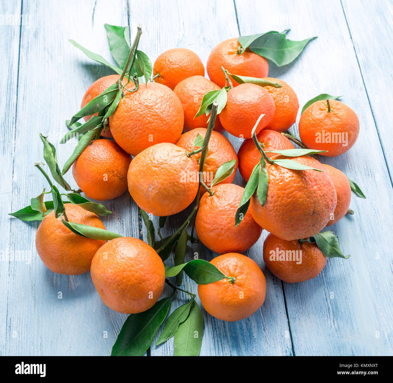 Reife Mandarinen auf Holztisch. Stockfoto