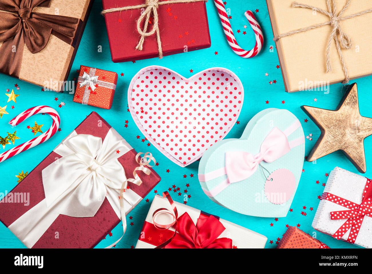 Weihnachtsgeschenke auf blauem Hintergrund Stockfoto
