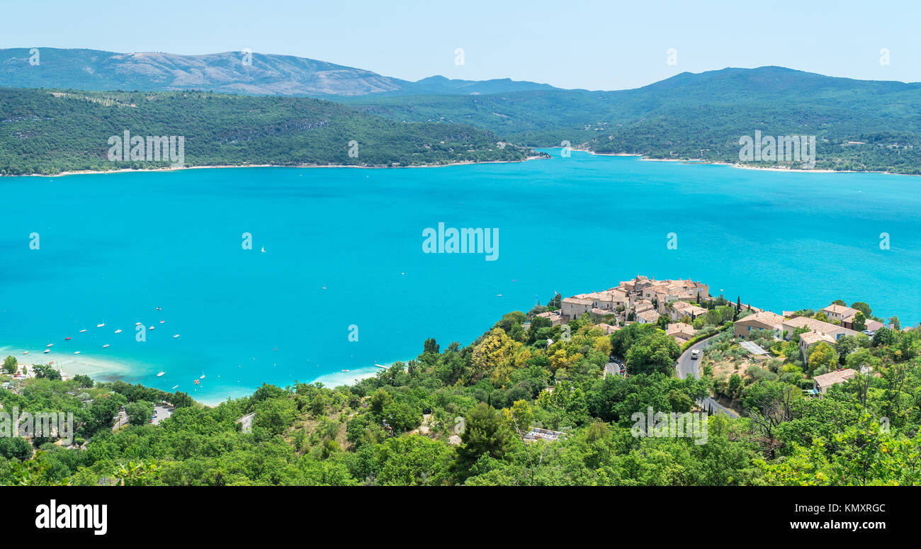 Bemerkenswerte Aussicht auf den See von Sainte-Croix-du-Verdon. Frankreich. 2017.07.30. Stockfoto