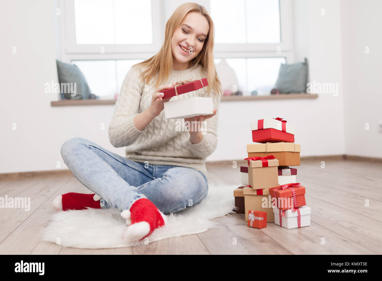 Larchio Weihnachtsgeschenkkorb Für Frauen & Teenager – Karo-Muster Mit Tumbler, Socken & Wellness