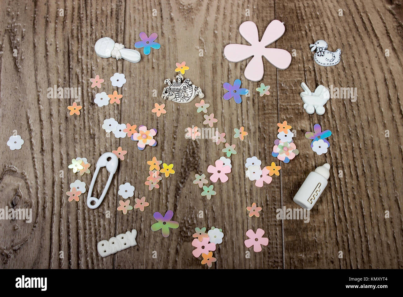 Neugeborenes Baby Knöpfe und Konfetti, Flaschen, Rassel, Daisy, Ente, Arche, abstrakten Hintergrund Stockfoto
