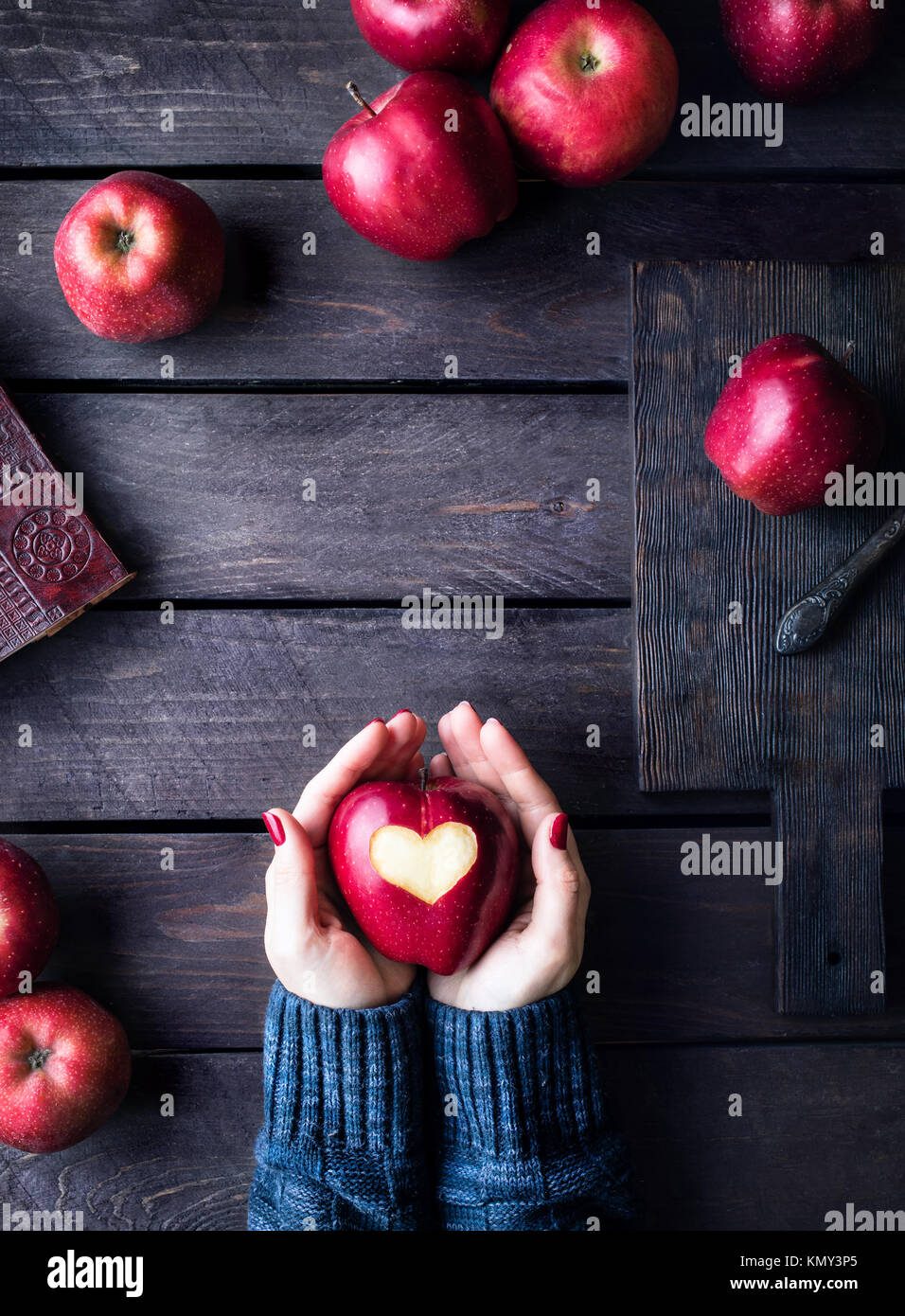 Roter Jaspis Apfel – Handgeschnitzte Steinfigur, 30 Mm, Perfekt Als Schreibtischdekoration Oder Sammlerstück