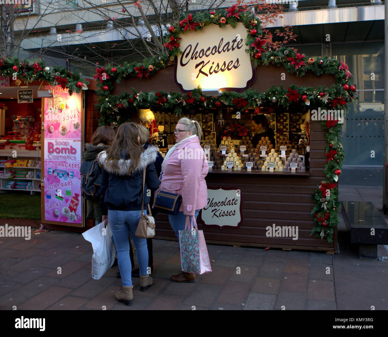 Fat girls Frauen küsst Schokolade Süßigkeiten Weihnachtsmarkt Glasgow stände und Menschen Stockfoto